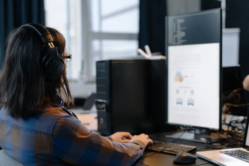 Retiring the Crontab: A Developer's Guide to Choosing a Modern Job Scheduler in 2025